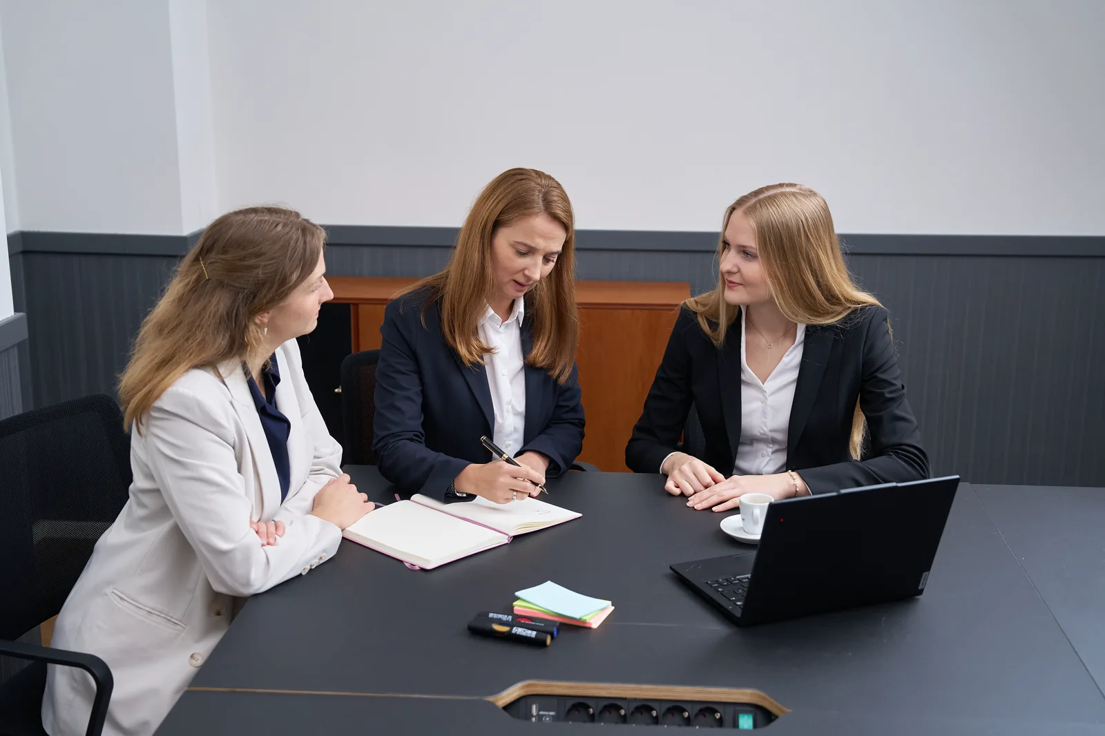 Beraterinnen schaffen Klarheit in einem Projektgespräch