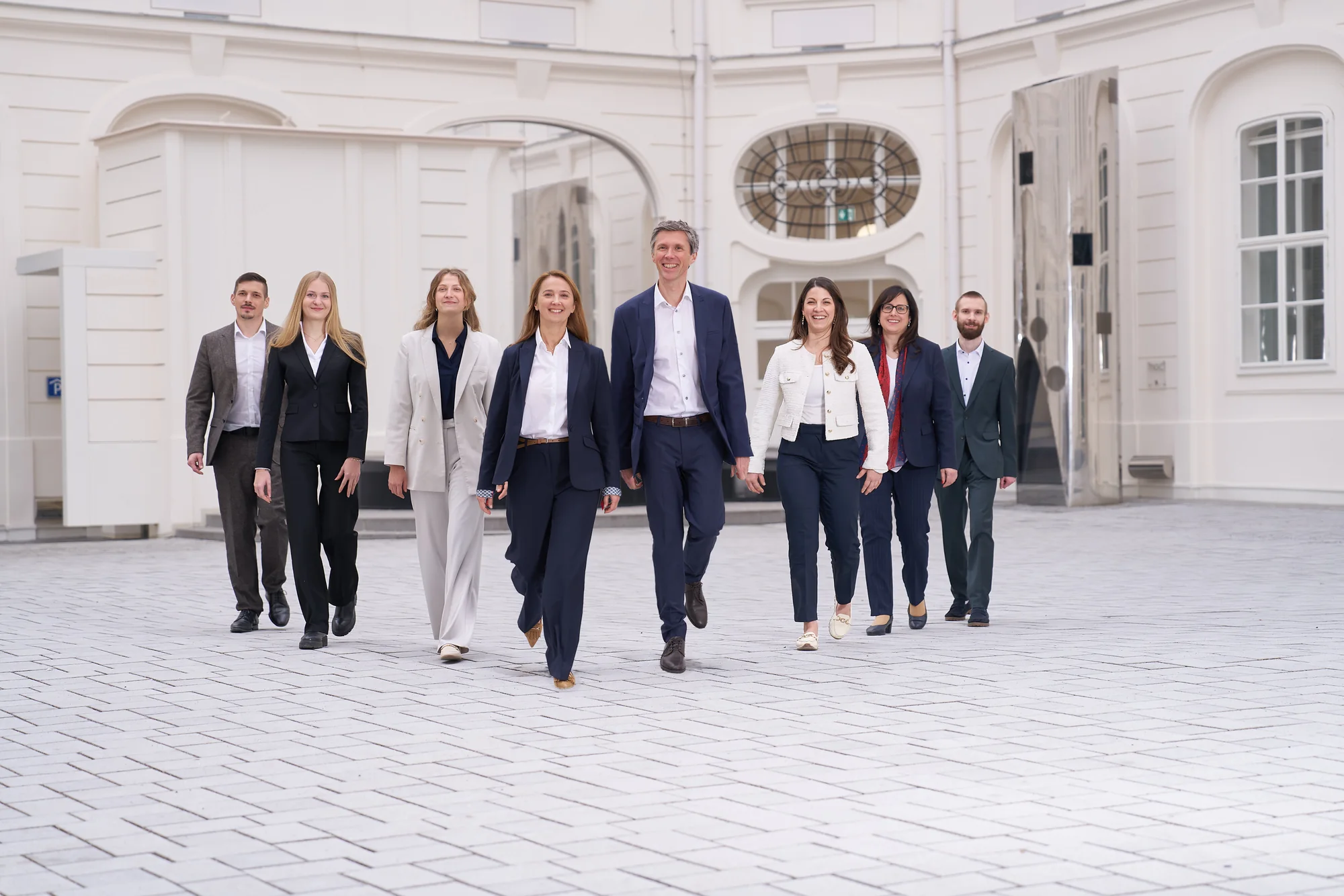 Das Team von loudspring management vor einem hellen Wiener Gebäude